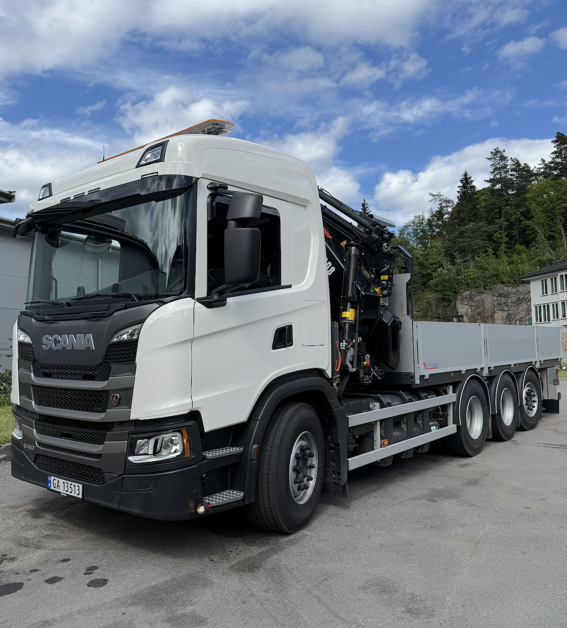 Kranbil venter på tungt oppdrag